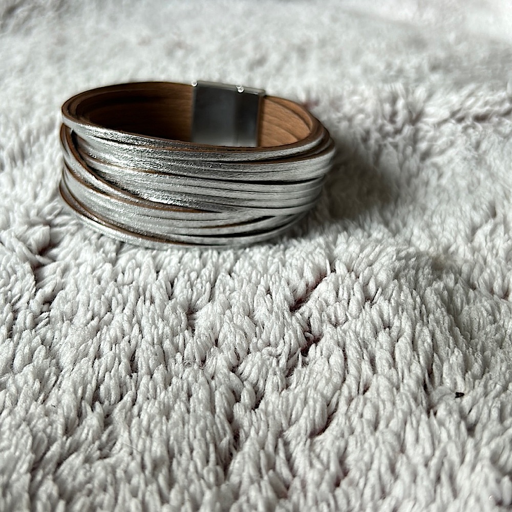 Magnetic leather bracelet